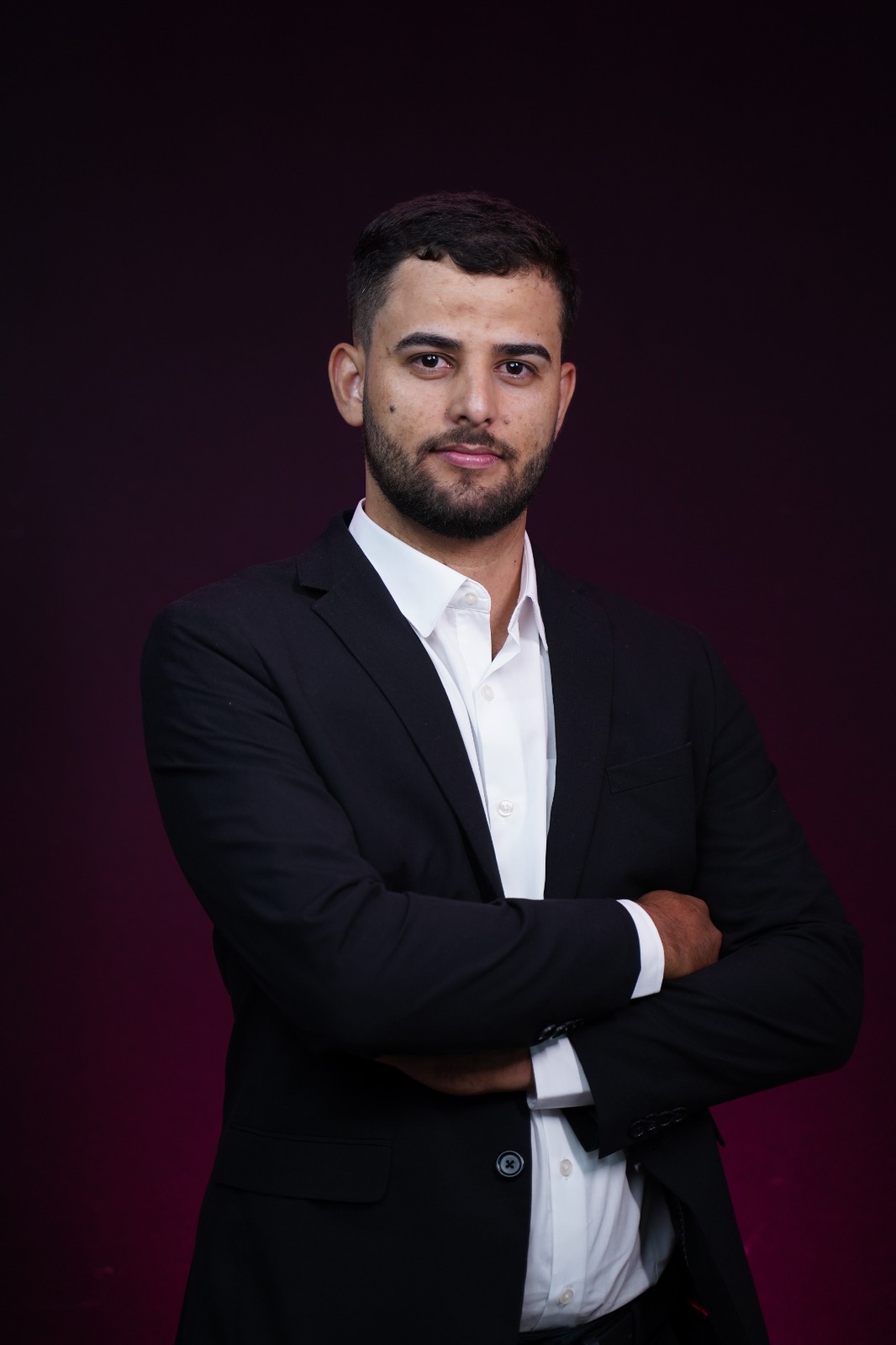 Dr. Alex Jesus de braços cruzados